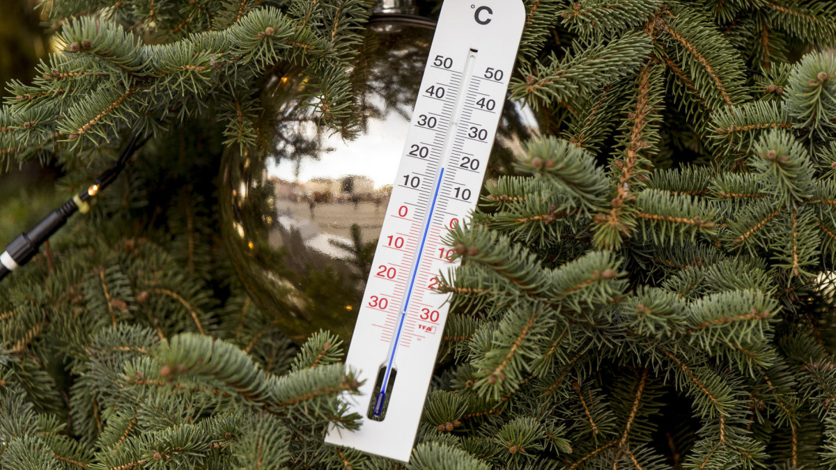 19 Celsius-fokot mutat egy hőmérő Győrben 2019. december 18-án. Szokatlanul enyhe az időjárás kontinensünk nagy részén. Magyarországon 19-én a legmagasabb nappali hőmérséklet többnyire 8 és 16 fok között várható.