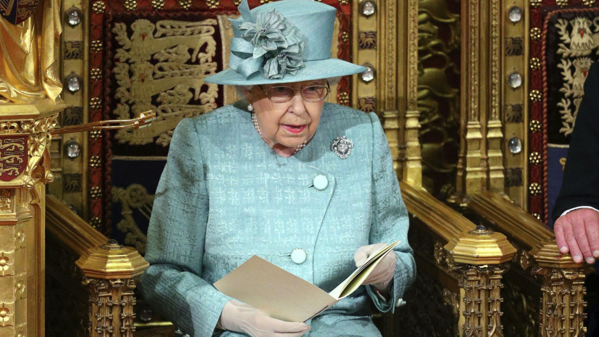 II. Erzsébet királynő hagyományos trónbeszédével megnyitja az új brit parlament első törvényalkotási évadját a londoni Westminster-palota felsőházi üléstermében 2019. december 19-én. Az egy héttel korábbi előrehozott választáson a Boris Johnson miniszterelnök vezette, 2010 óta kormányzó Konzervatív Párt győzelmet aratott, és az eddigi kisebbségi kormányzás után kényelmes, 80 fős többséget szerzett a londoni alsóházban.