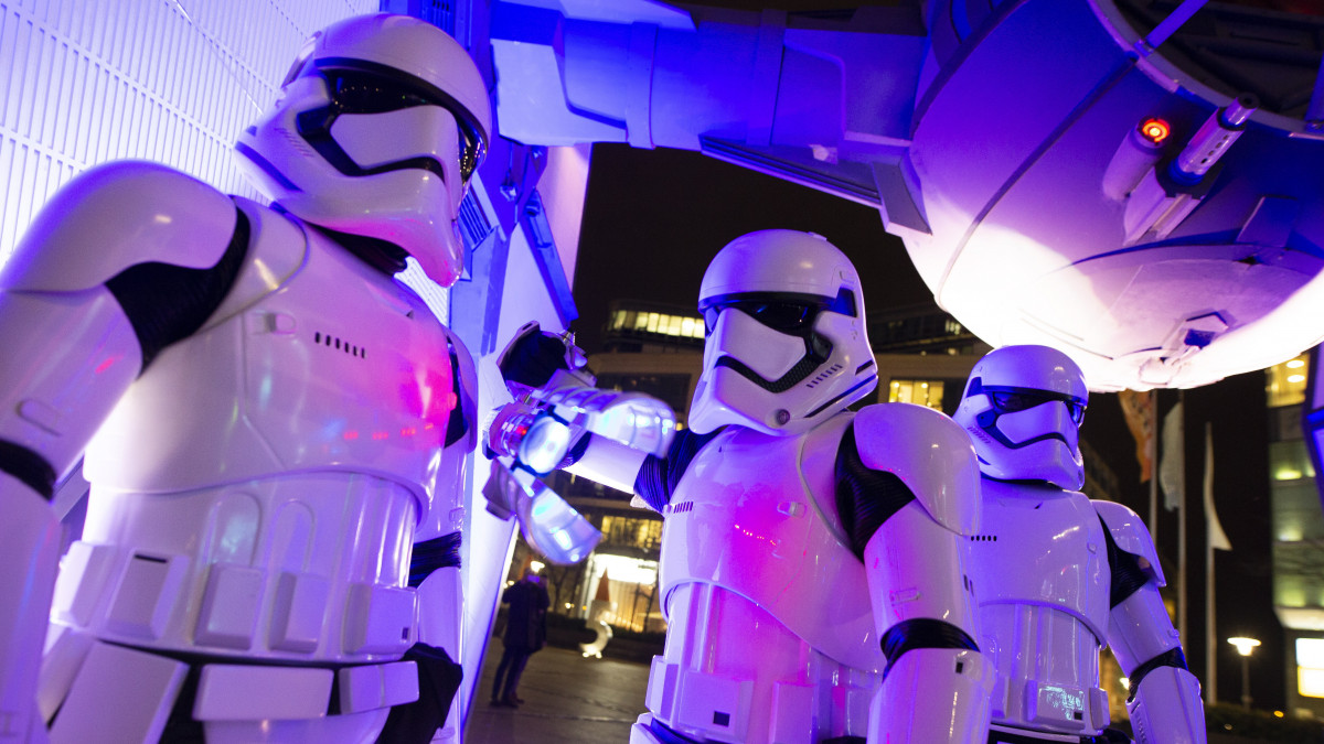 Rohamosztagos jelmezbe öltözött rajongók várják a Csillagok háborúja: Skywalker kora (Star Wars: Episode IX - The Rise of Skywalker) című film első vetítését Kölnben 2019. december 17-én.