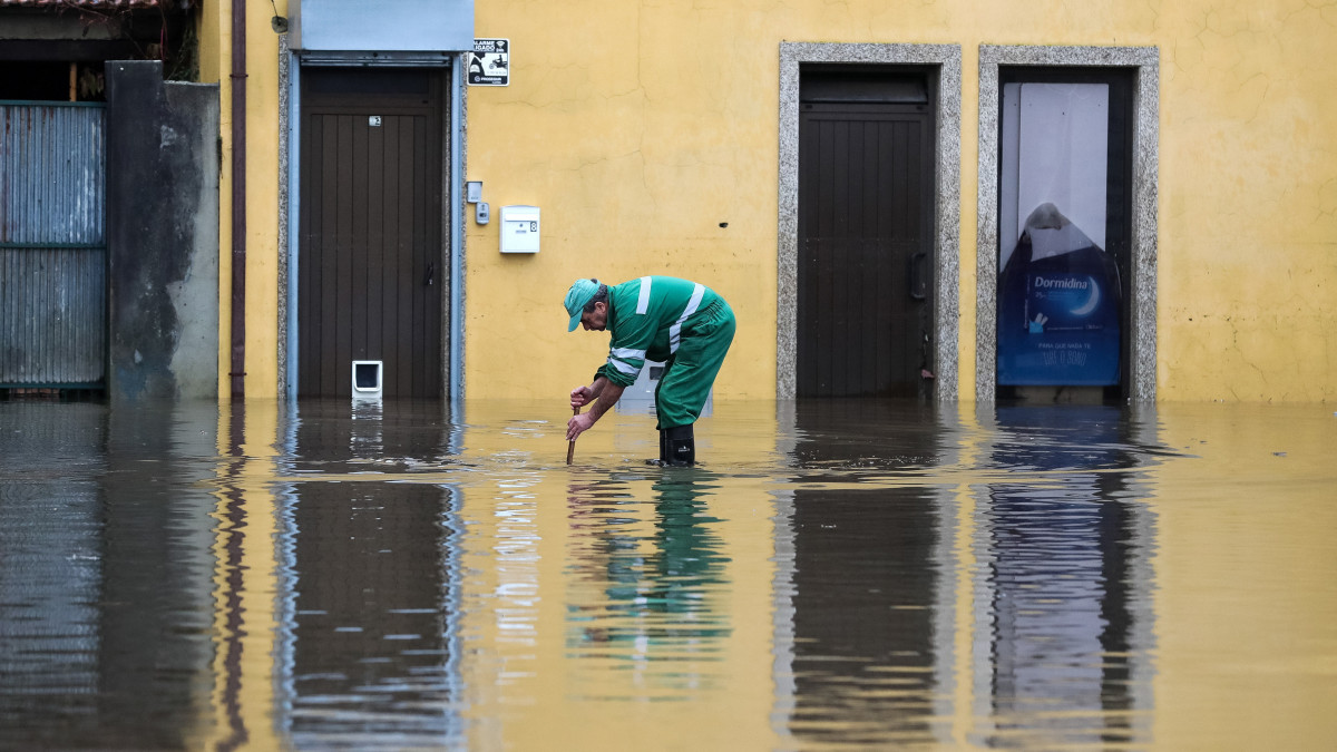 Az Agueda folyó árvize a portugáliai Aguedában 2019. december 20-án, miután az Elsa vihar végigsöpört az országon. Két ember életét vesztette, egyet eltűntként tartanak nyilván.