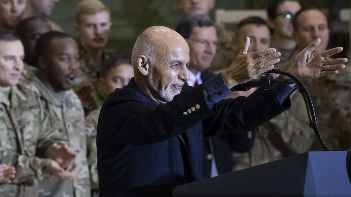 Asraf Gáni afgán államfő a bagrami légi támaszponton szolgáló amerikai katonákkal 