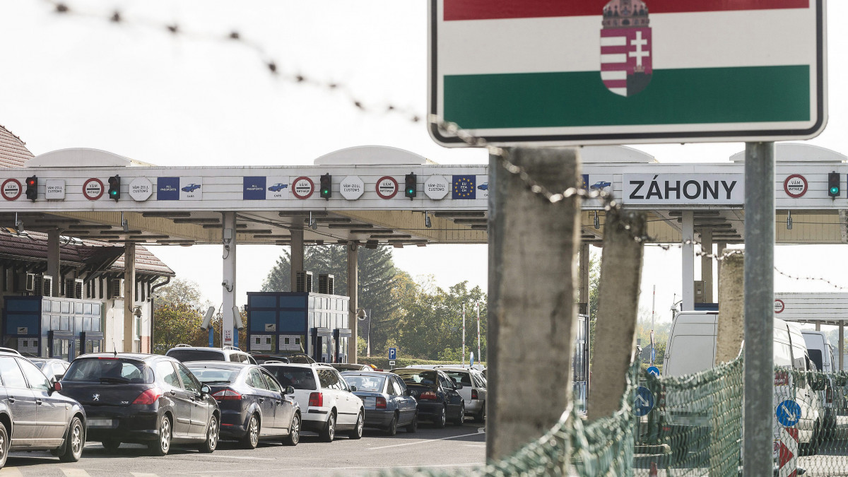 Ukrajnából belépő autók Záhonyban, a magyar-ukrán közúti határátkelőhelyen 2015. október 22-én.