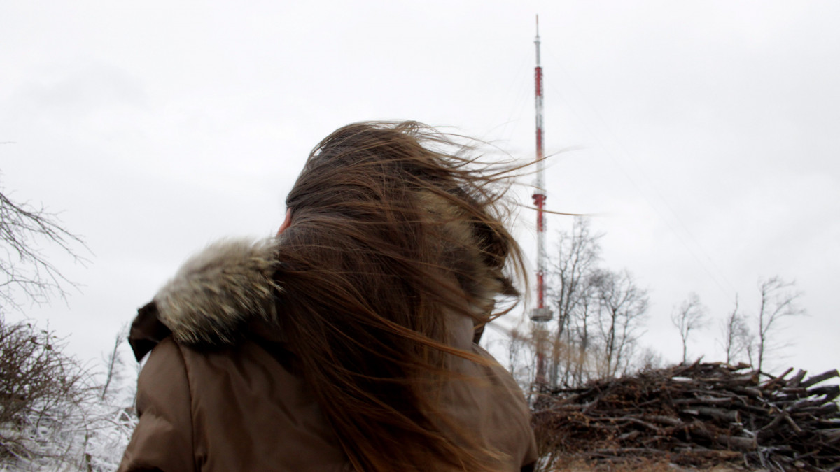 Egy nő sétál a viharos szélben a Bakonyban lévő Kab-hegyen. Magyarország felett hidegfront vonul át, viharos erejű szél kíséretében. A Kab-hegyen rekorderősségű, óránként 172 kilométeres szelet mértek.