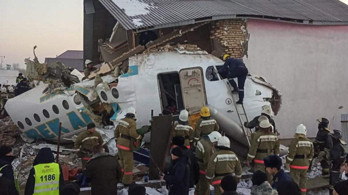 A rendkívüli helyzetek kazah bizottsága (EMERCOM) által közreadott kép mentőalakulatok tagjairól Almati repülőterén, miután visszazuhant felszállás közben a Bek Air kazah légitársaság  Fokker 100 típusú repülőgépe 98 emberrel a fedélzetén 2019. december 27-én. A szerencsétlenségnek legalább 15 halálos és 66 sérült áldozata van, a sérültek közül 50-nek az állapota nagyon súlyos. A hatóságok egyelőre nem közöltek semmit a baleset okáról.