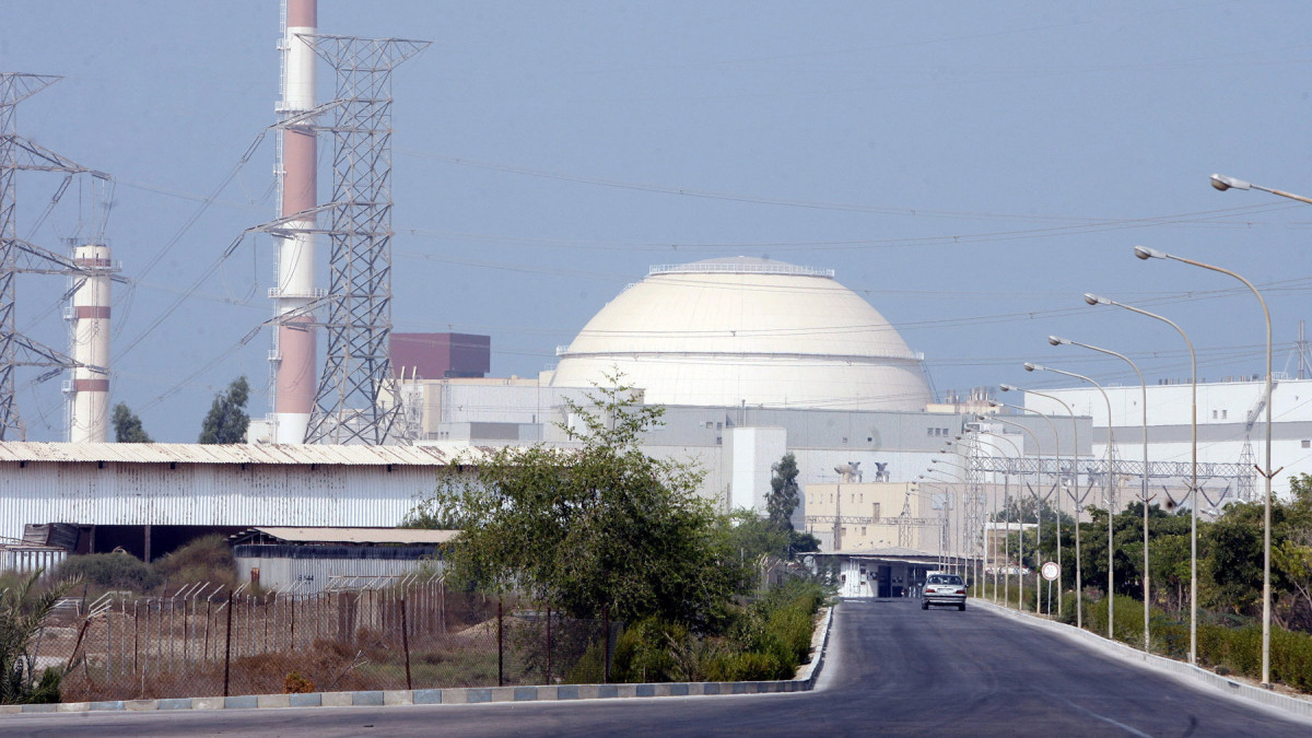 2010. augusztus 20-án készített kép a busehri atomerőműről. Mérsékelt erősségű földrengés rázta meg 2019. december 27-én hajnalban Irán déli részét, a busehri atomerőmű környékét. Az amerikai földtani intézet mérése szerint az 5,1-es erősségű rengés fészke az atomerőműtől 45 kilométerre keletre, 38 kilométeres mélységben volt, a földmozgás nem okozott jelentős anyagi károkat, és nem érkeztek jelentések személyi sérülésekről.