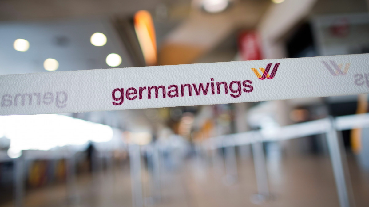 Köln, 2014. október 16.A Germanwings német légitársaság emblémája egy kordonon a cég pilótáinak 12 órás sztrájkja alatt, a kölni repülőtéren 2014. október 16-án. A Lufthansa csoport diszkont leányvállalatának pilótái délben kezdték meg a munkabeszüntetést. (MTI/EPA/Rolf Vennenbernd)