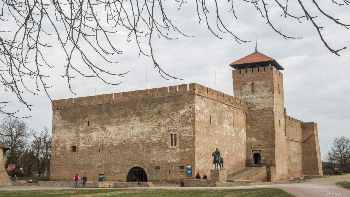 A gyulai vár 2018. március 8-án. Ezen a napon bemutatták az Elfeledett vár című állandó kiállítás anyagát az érdeklődőknek a várban.