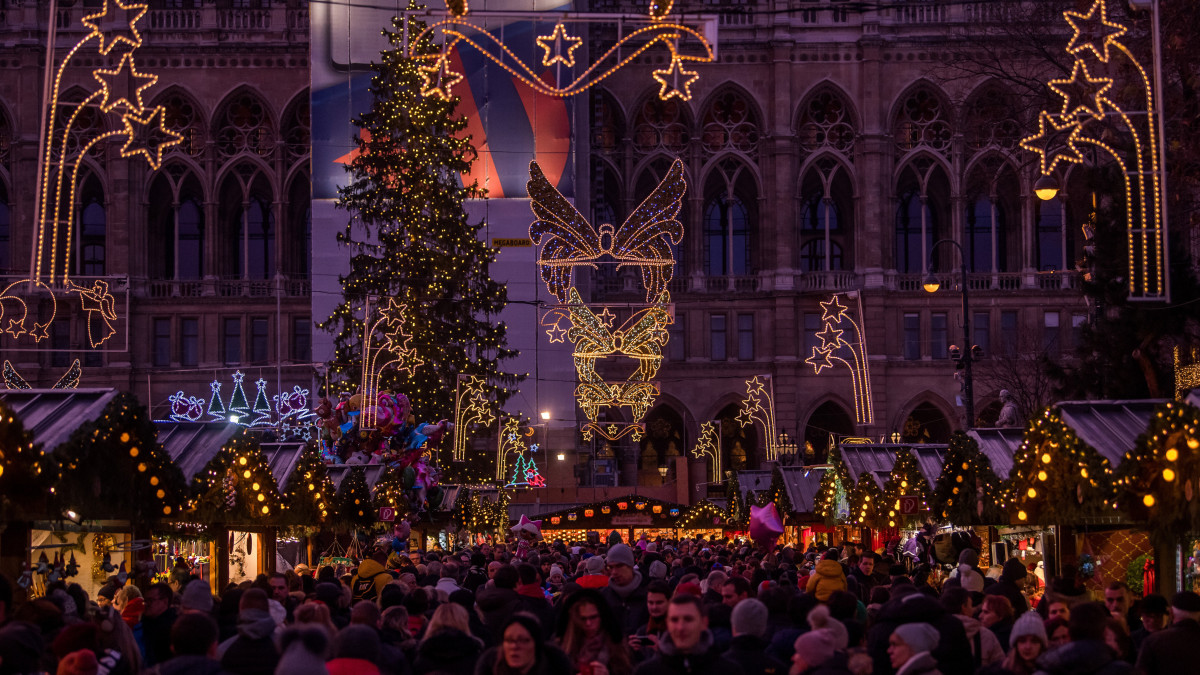 A bécsi adventi vásár a Rathausplatzon 2019. december 15-én.