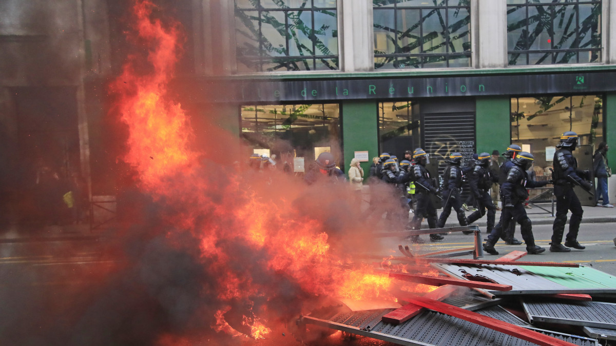 Tüntetők által felgyújtott útakadály ég Párizsban a kormány tervezett nyugdíjreformját ellenző általános sztrájk huszonnegyedik napján, 2019. december 28-án. A szakszervezetek december 4-én határozatlan idejű munkabeszüntetést hirdettek a jelenlegi 42-féle nyugdíjrendszer egységesítésére irányuló, pontrendszer alapú reformtervezet ellen.