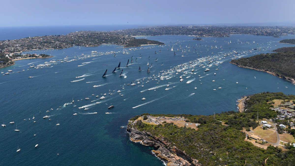 A mezőny a Sydney és Hobart közötti ausztrál nemzetközi jachtverseny rajtját követően Sydney-ben 2019. december 26-án.