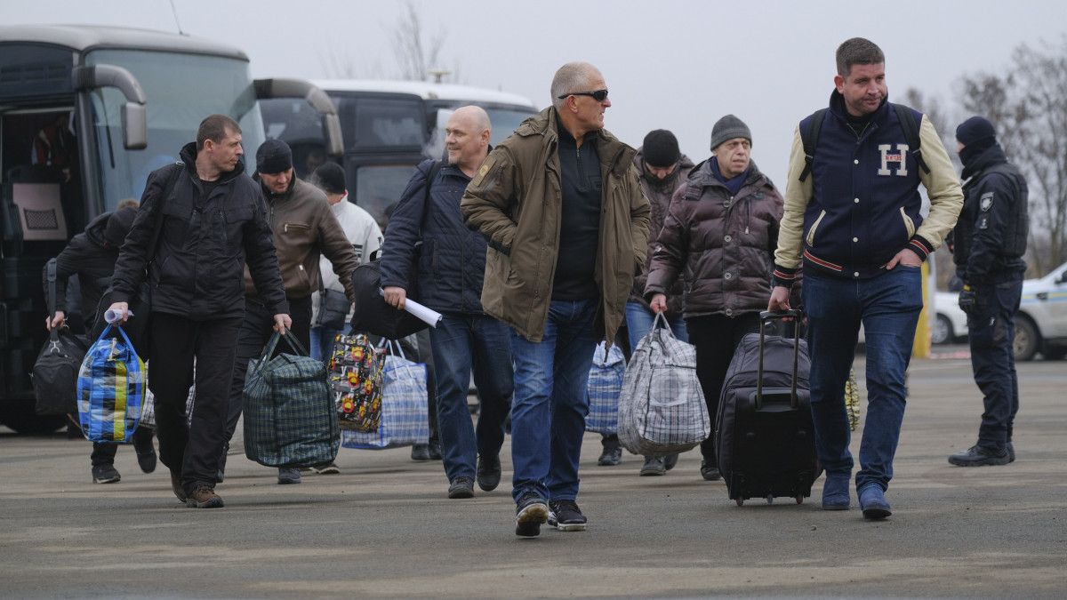 Szabadon engedett ukránok az Ukrajna és a Donyec-medencei szakadár területek közötti újabb fogolycsere helyszínén a kelet-ukrajnai frontvonal mentén lévő Majorszke ellenőrző pontnál 2019. december 29-én. A Donyec-medencei fogolycserének még az év végéig történő végrehajtásáról a normandiai négyek vagyis Ukrajna, Oroszország, Franciaország és Németország december 9-i párizsi csúcstalálkozóján született megállapodás.