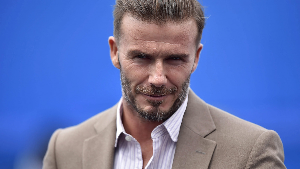 London, 2016. június 14.David Beckham, az angol labdarúgó-válogatott egykori csapatkapitánya érkezik a londoni füvespályás tenisztornára 2016. június 14-én. A bajnokságot idén június 13. és 19. között rendezik az angol fővárosban. (MTI/EPA/Hannah McKay)