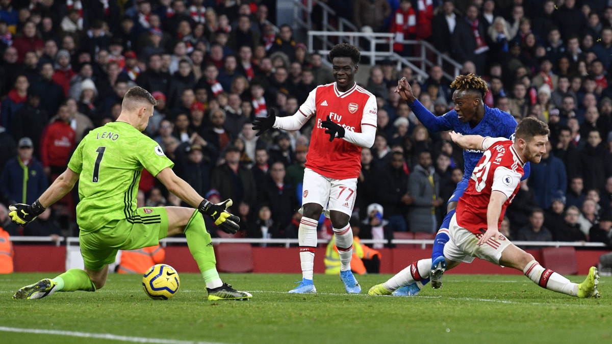 Tammy Abraham, a Chelsea játékosa (j2) gólt lő az angol első osztályú labdarúgó-bajnokság 20. fordulójában játszott Arsenal-Chelsea mérkőzésen a londoni Emirates stadionban 2019. december 29-én. A Chelsea 2-1-re győzött.
