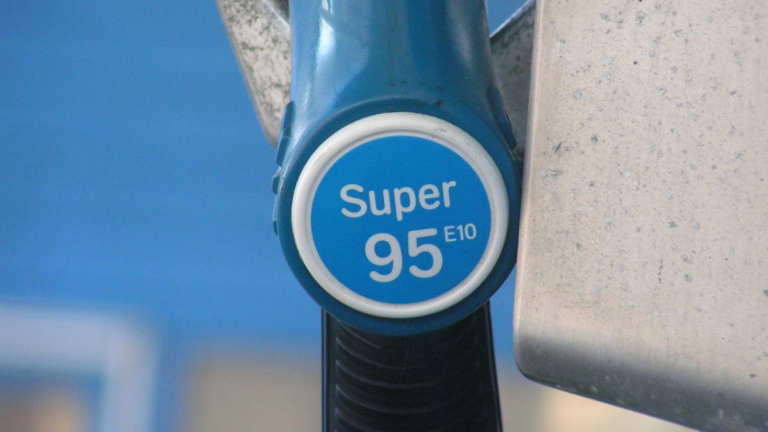 Tíz éves mélyponton a benzin ára
