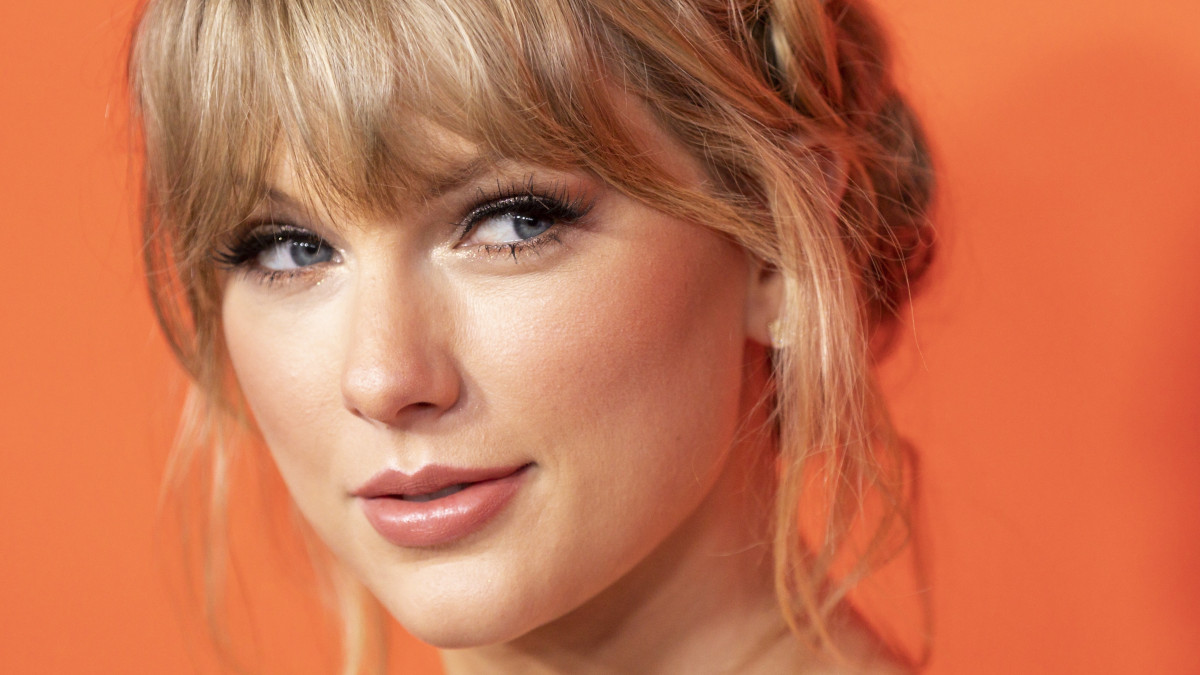 Taylor Swift amerikai énekesnő érkezik a Time 100 gálára New Yorkban 2019. április 23-án. Az estélyt a Time magazin a világ 100 legbefolyásosabb emberét bemutató válogatásának tiszteletére rendezték.