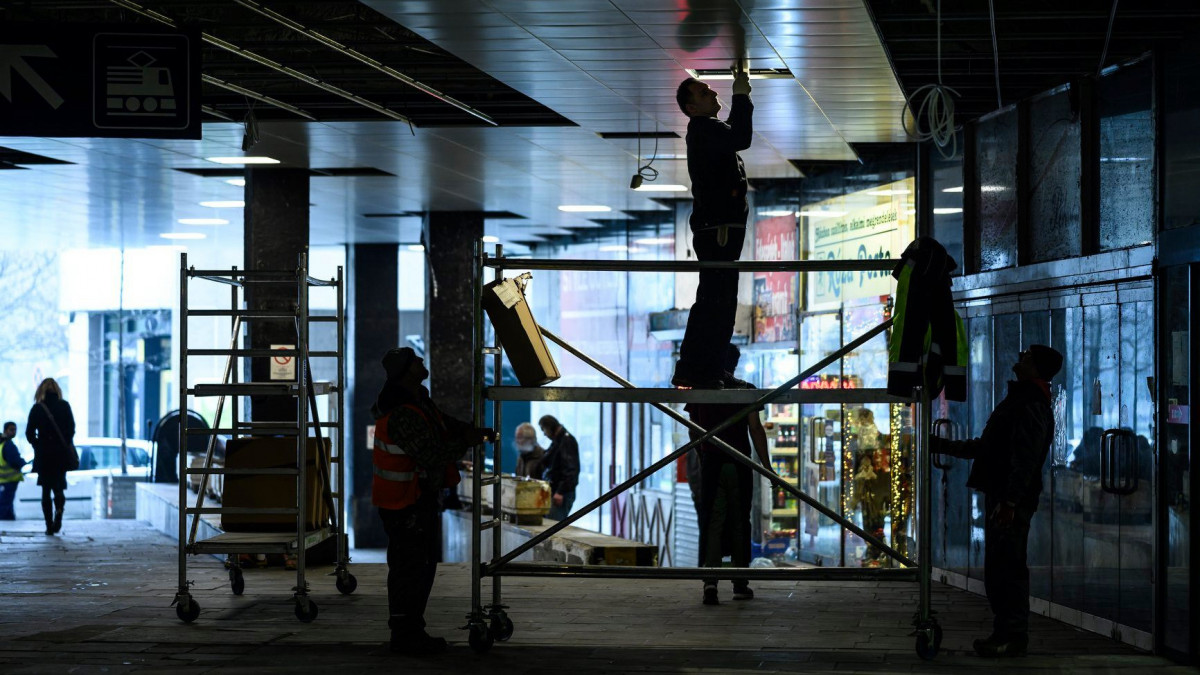 Decemberben a Déli pályaudvaron korszerűsítették a vágányok végén található kijelzőket, 2020 elején pedig tovább folytatódik az álmennyezet felújítása és a lámpák cseréje a metró- és peronszinten.