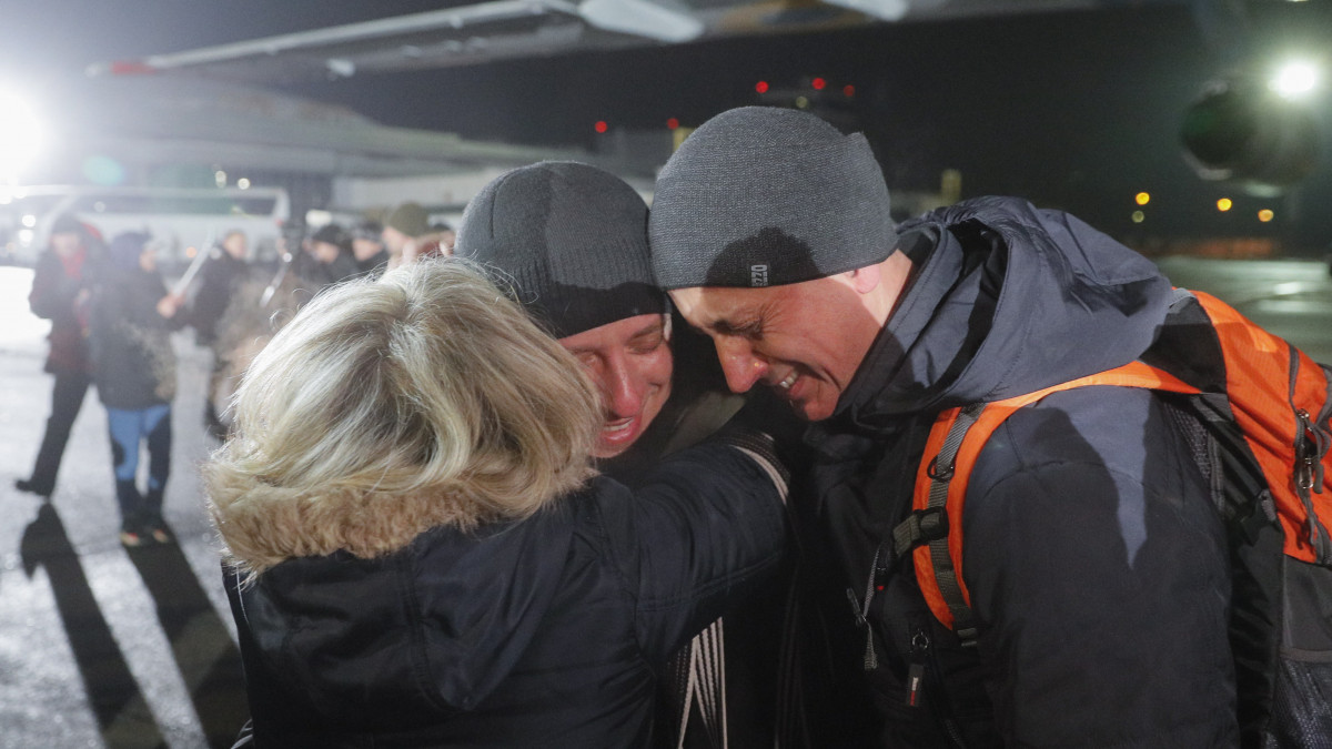 Szabadon engedett ukrán foglyokat üdvözöl egy nő a kijevi Boriszpil repülőtéren az Ukrajna és a Donyec-medencei szakadár területek közötti újabb fogolycsere napján, 2019. december 29-én. Az ukrán elnöki hivatal közlése szerint 76 ukrán állampolgár nyerte vissza szabadságát, akiket a Donyec-medencei szakadár területeken tartottak fogságban. A Donyec-medencei fogolycserének még az év végéig történő végrehajtásáról a normandiai négyek vagyis Ukrajna, Oroszország, Franciaország és Németország december 9-i párizsi csúcstalálkozóján született megállapodás.