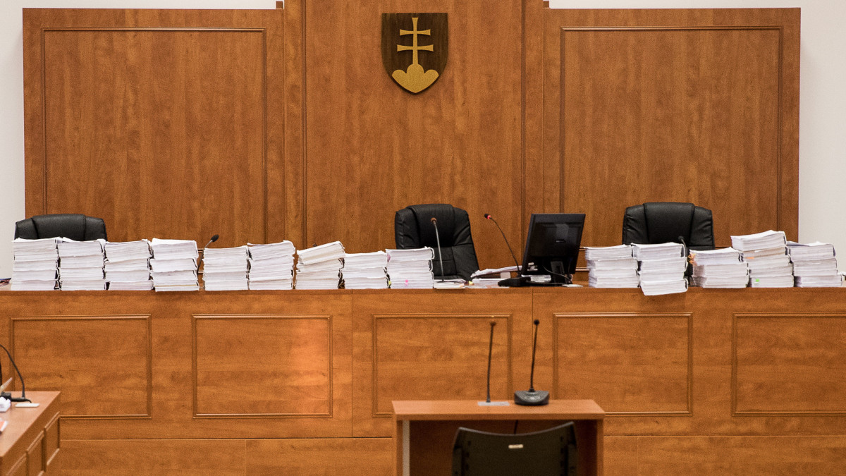 Az ügy iratai a bazini bíróság tárgyalótermében 2019. december 19-én, amikor megkezdődik a Ján Kuciak szlovák tényfeltáró újságíró és élettársa, Martina Kusnírová meggyilkolásának ügyében indított per tárgyalása.