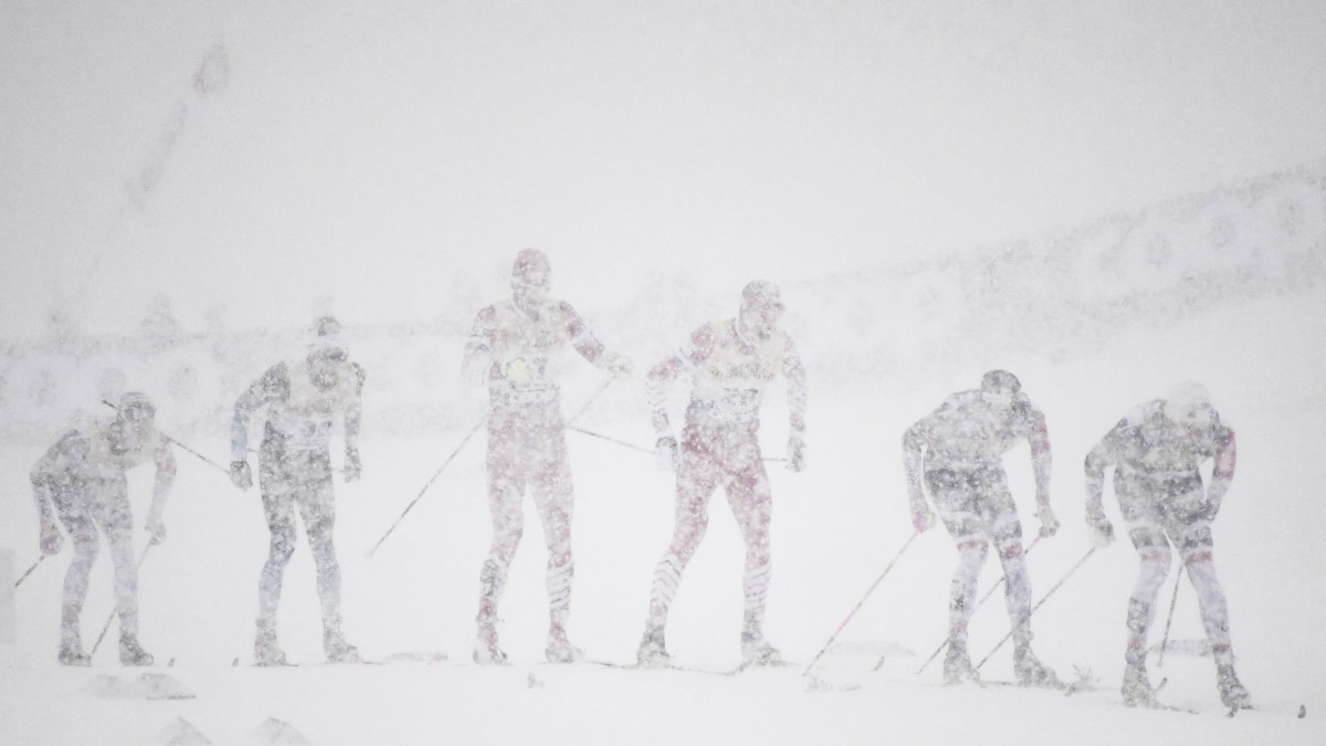 Sűrű havazásban áll rajthoz a Tour de Ski verseny férfi 15 kilométeres tömegrajtos sífutásának mezőnye a dél-németországi Oberstdorf településnél 2019. január 2-án.