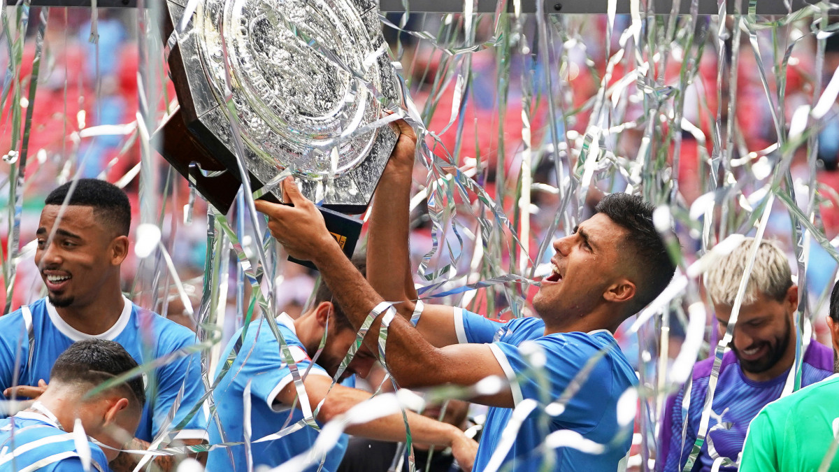 A címvédő Manchester City játékosai ünnepelnek a bajnoki trófeával, miután győztek a Liverpool ellen az angol labdarúgó Szuperkupáért játszott mérkőzésen a londoni Wembley Stadionban 2019. augusztus 4-én. A mérkőzés 1-1-re végződött, amely a rendes játékidőt követően tizenegyespárbajban dőlt el.
