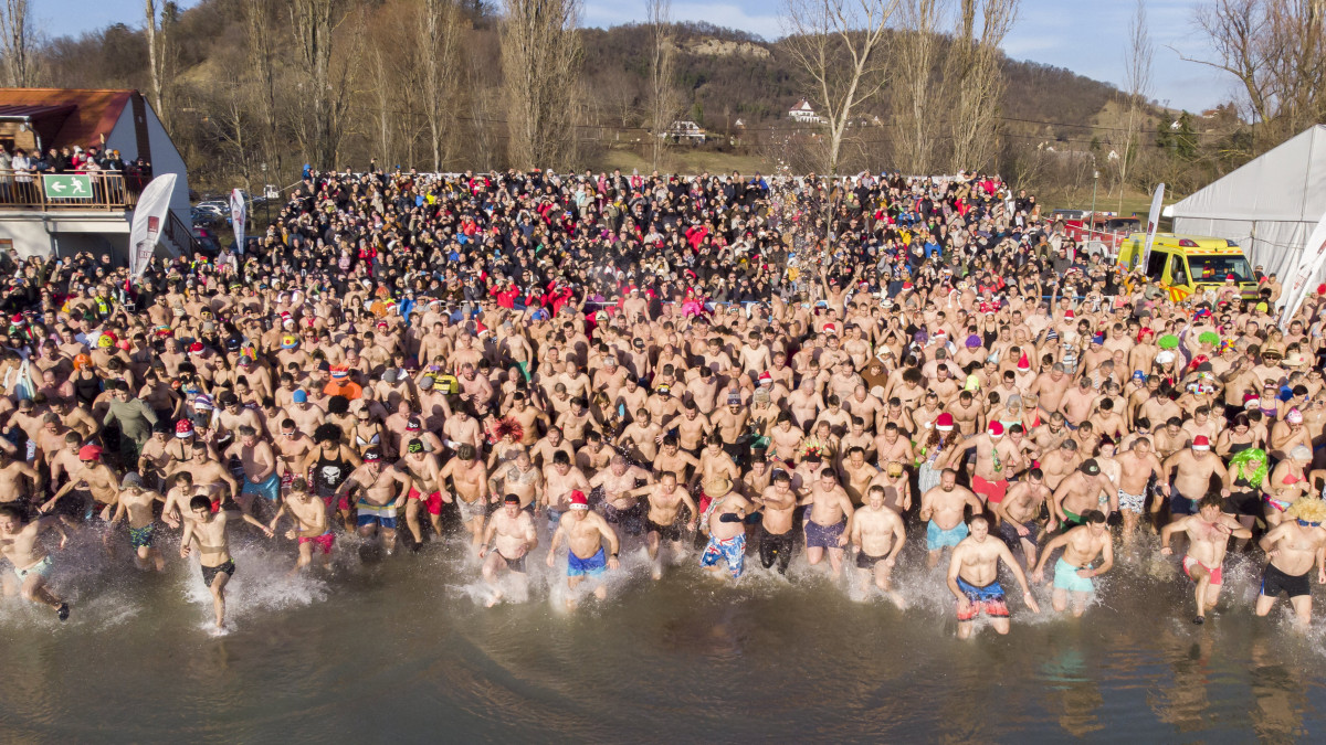 A tizedik alkalommal megrendezett újévi fürdőzés résztvevői a 3 Celsius-fokos Balatonban a szigligeti strandon 2020. január 1-jén. Az eseményen mintegy hétszázan vettek részt.