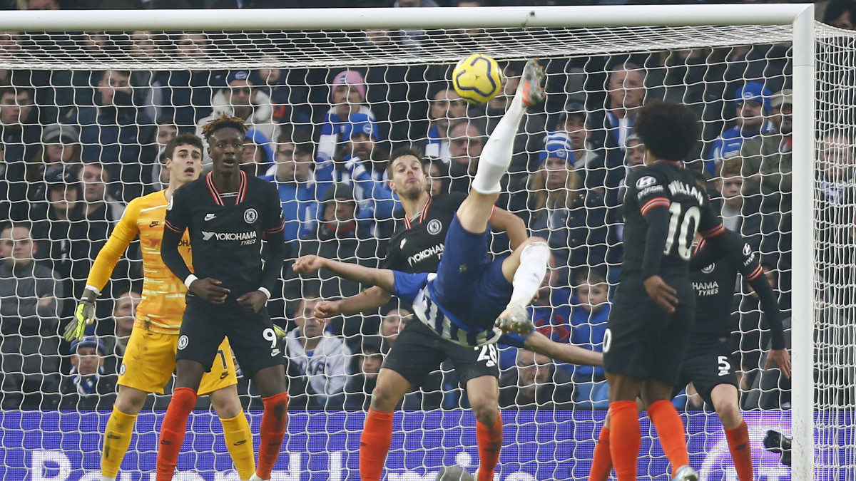Alireza Dzsahanbahs, a Brighton iráni játékosa gólt lő a Chelsea csapatának az angol első osztályú labdarúgó-bajnokság 21. fordulójában játszott mérkőzésen 2020. január 1-jén. A találkozó 1-1-es döntetlennel zárult.