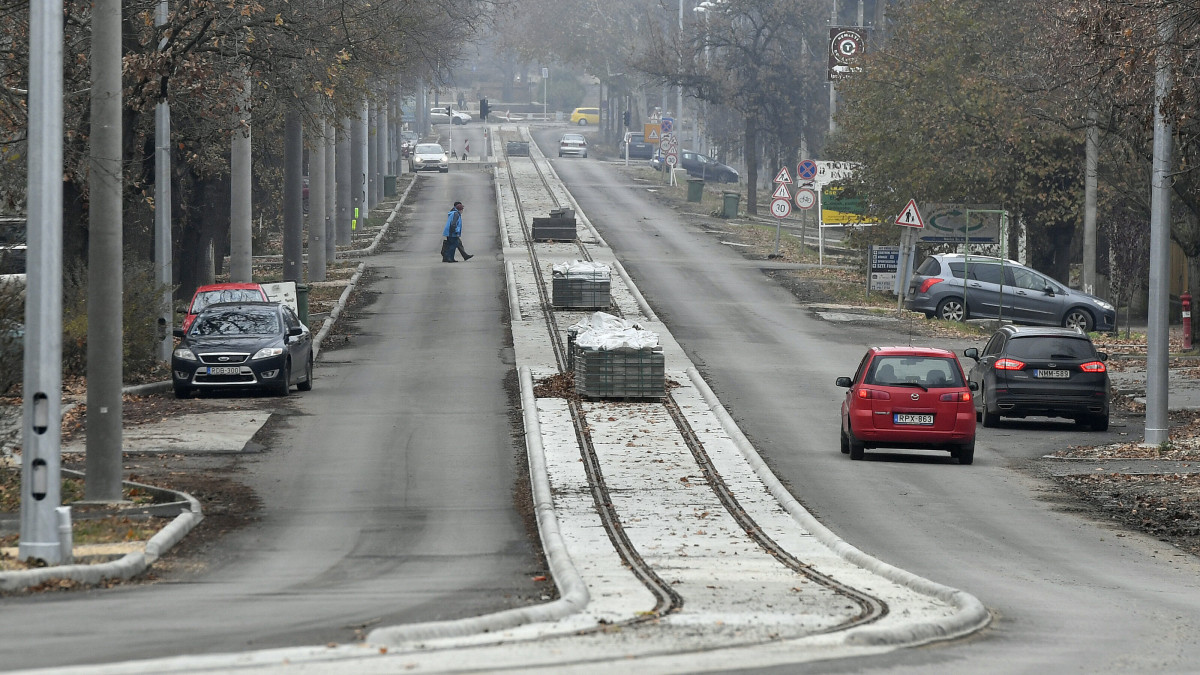 A Szeged és Hódmezővásárhely között épülő tram-train villamosvasút-vonal Hódmezővásárhely belvárosában 2019. december 4-én. A kiépülő villamosvonal és a meglévő vasútvonal összekapcsolásával gyorsabb és kényelmesebb lesz a közösségi közlekedés, ezzel Szeged és Hódmezővásárhely központja között gyors és átszállásmentes kapcsolat jön létre. A projekthez olyan szerelvényekre van szükség, amelyek a városi villamoshálózaton és a vasútvonalon is egyaránt biztonságosan közlekednek.