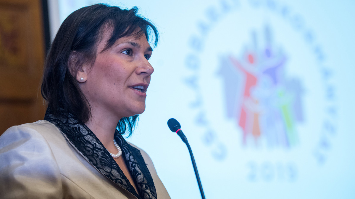 Kardosné Gyurkó Katalin, a Nagycsaládosok Országos Egyesületének (NOE) elnöke a NOE és a Kopp Mária intézet családbarát önkormányzatokról szóló közös konferenciáján az Országház Vadásztermében 2019. szeptember 4-én.