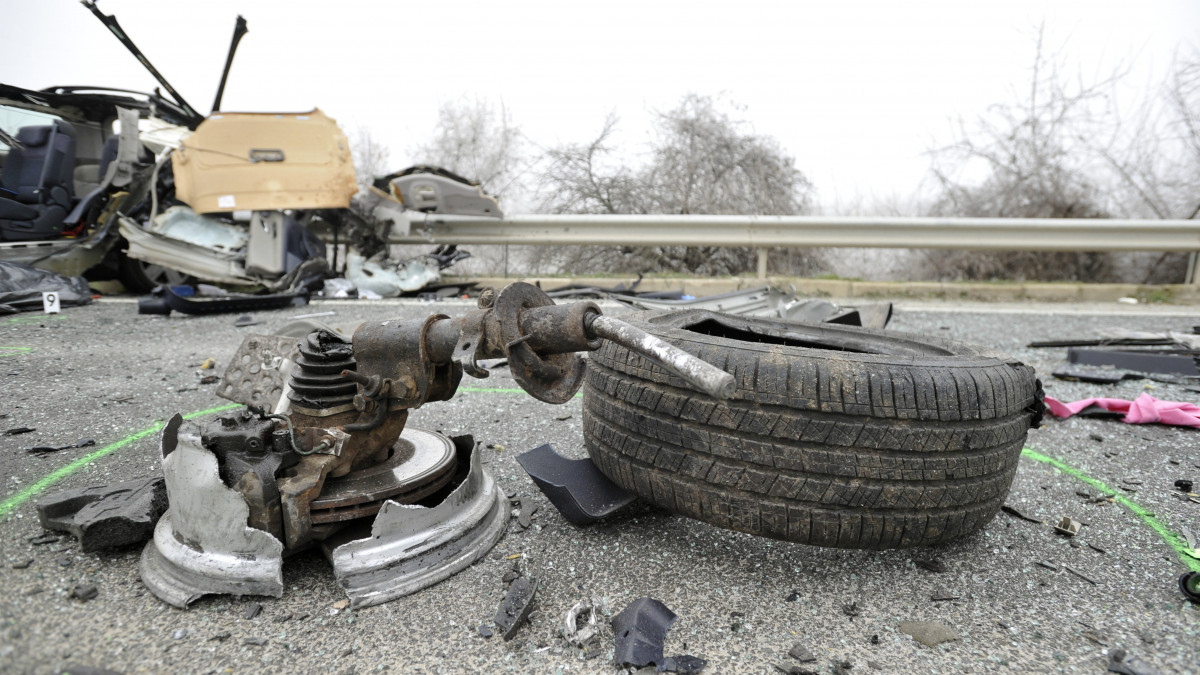 Összeroncsolódott személyautó kiszakadt futóműve a 6-os főúton, Ercsi közelében 2020. január 3-án. A jármű összeütközött egy teherautóval, a balesetben egy ember meghalt.
