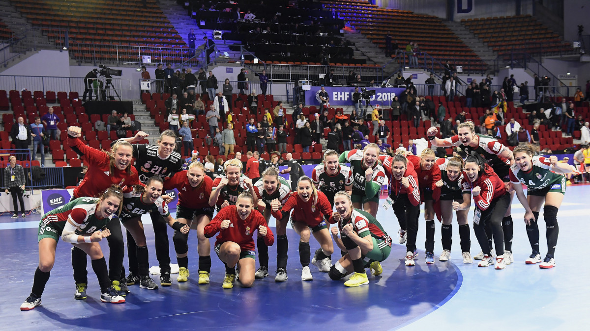 A magyar csapat játékosai, miután 31-29-re győztek a román válogatott ellen a franciaországi női kézilabda Európa-bajnokság középdöntőjének negyedik fordulójában játszott Magyarország - Románia mérkőzésen Nancyban, a Jean Weille Sportközpontban 2018. december 12-én.
