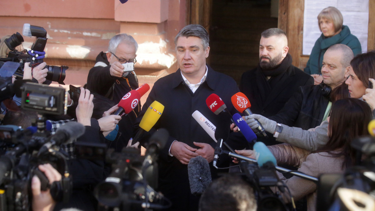 Zoran Milanovic volt miniszterelnök, az ellenzéki Szociáldemokrata Párt (SDP) elnökjelöltje (k) nyilatkozik a sajtó képviselőinek, miután voksolt egy zágrábi szavazóhelyiségben 2020. január 5-én, a horvát elnökválasztás második fordulójában.