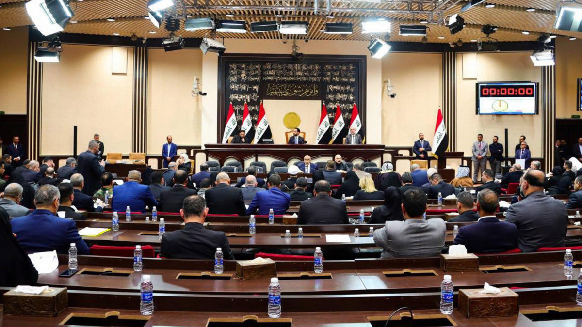 Az iraki miniszterelnöki hivatal által közreadott kép az iraki parlament rendkívüli üléséről Bagdadban 2020. január 5-én. Az iraki parlament megszavazta az Irakban állomásozó külföldi katonai erők jelenlétének megszüntetését célzó javaslatot. A parlament rendkívüli ülését azután hívták össze, hogy az amerikai haderő két napja Bagdad közelében célzott csapással megölte Kászim Szulejmáni tábornokot, az iráni Forradalmi Gárda al-Kudsz nevű különleges egységének parancsnokát.