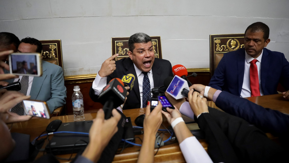 Luis Parra képviselő (k) nyilatkozik a sajtó képviselőinek, miután letette házelnöki esküjét a törvényhozás üléstermében, Caracasban 2020. január 5-én. Juan Guaidó venezuelai ellenzéki vezetőt, hivatalban lévő parlamenti elnököt, valamint az ellenzéki képviselőket a rendőrség nem engedte be a parlamentbe. Guaidót mintegy ötven ország Venezuela ideiglenes államfőjének ismeri el több, mint egy éve.