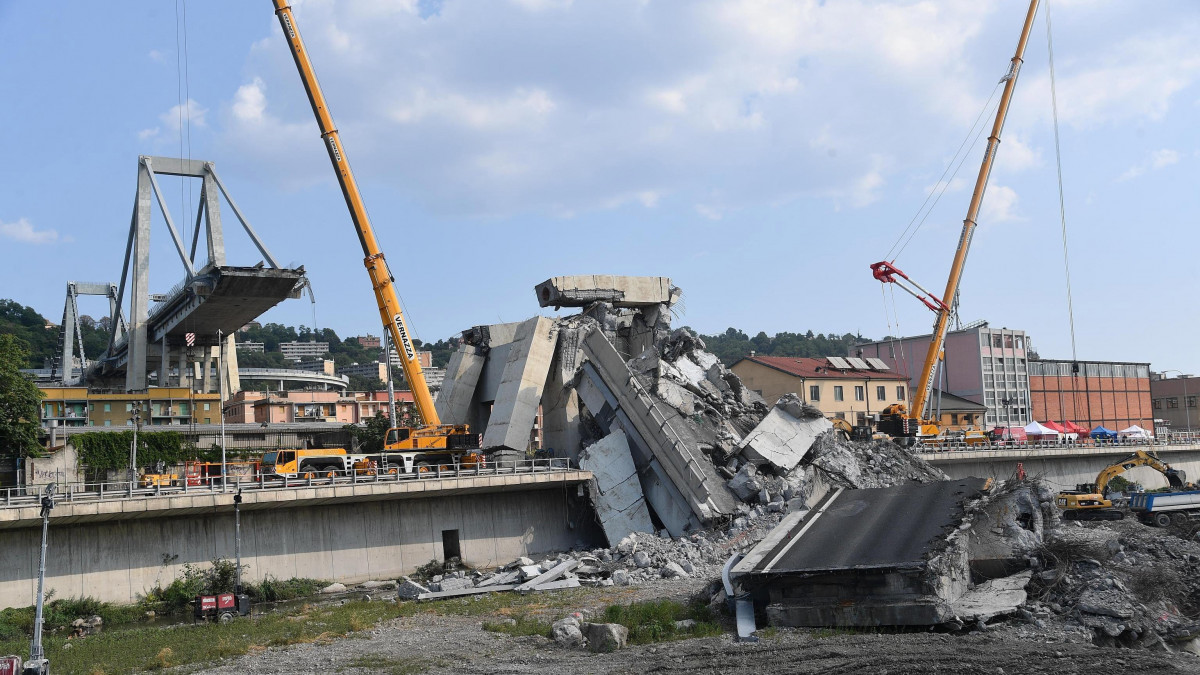 Genova, 2018. augusztus 19.Az A10-es autópálya leszakadt Morandi hídja Genovában 2018. augusztus 19-én. Az öt nappal korábban bekövetkezett balesetben legkevesebb 42 ember életét vesztette. (MTI/EPA/Luca Zennaro)