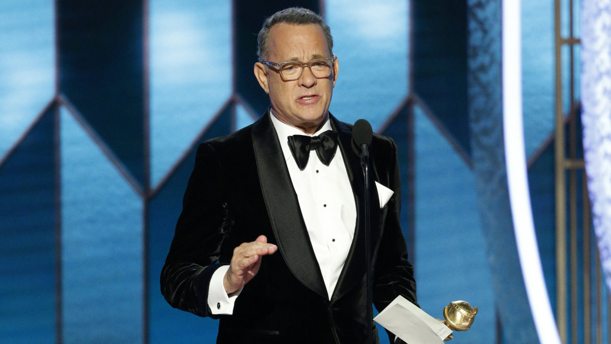 Az NBC felvételén Tom Hanks amerikai színész átveszi a filmes életművét jutalmazó Cecil B. DeMille-díjat a Hollywoodban akkreditált külföldi újságírók szövetségének (HFPA) évenkénti gálája, a Golden Globe-díjak 77. átadóünnepségén a kaliforniai Beverly Hillsben 2020. január 5-én.