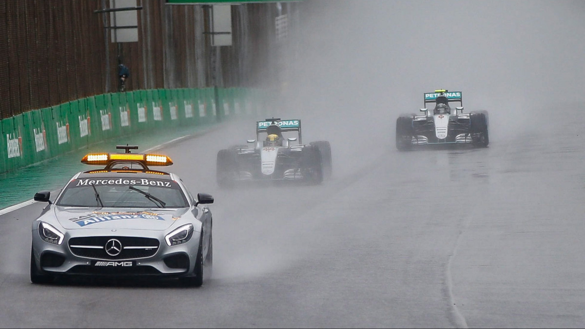 Sao Paulo, 2016. november 13. Lewis Hamilton, a Mercedes brit versenyzője (k) a Forma-1-es autós gyorsasági világbajnokság Brazil Nagydíján a Sao Pauló-i Interlagos pályán 2016. november 13-án. Mögötte csapattársa, a német Nico Rosberg. (MTI/EPA/Fernando Bizerra Jr.)