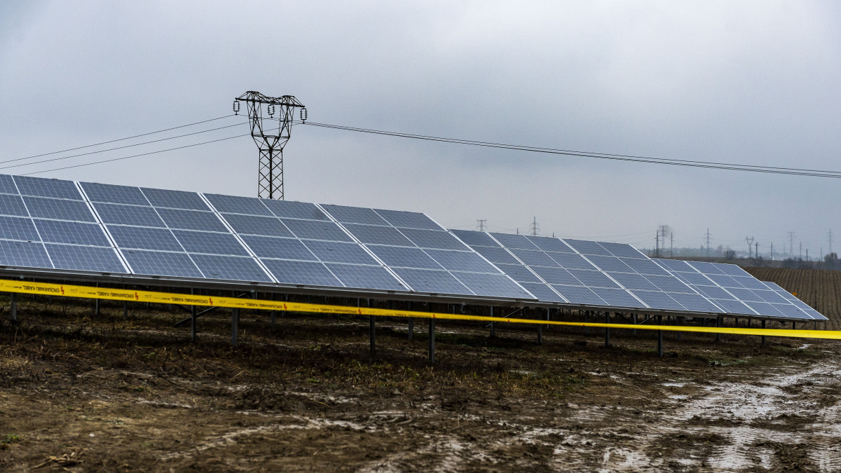 A környei napelempark az átadás napján, 2019. október 30-án. A nyolchektáros területen, húszezer napelemből álló, 5,3 megawattos fotovoltaikus kiserőművet a magyar tulajdonú Eurotrade Zrt. építette 1,6 milliárd forintból, a projekt tervezett megtérülési ideje 8-9 év.