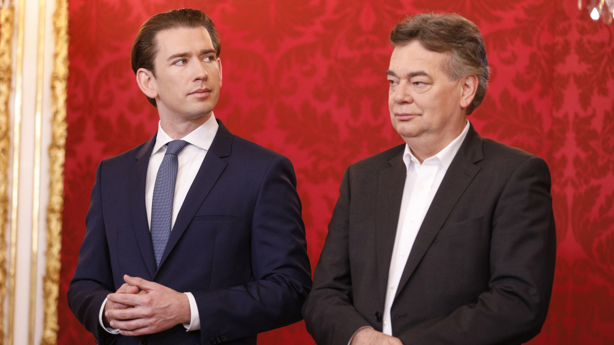 Sebastian Kurz kancellár, az ausztriai előrehozott parlamenti választásokon győztes Osztrák Néppárt elnöke (b) és Werner Kogler alkancellár, az osztrák Zöldek vezetője, miután letették hivatali esküjüket a bécsi Hofburgban 2020. január 7-én.