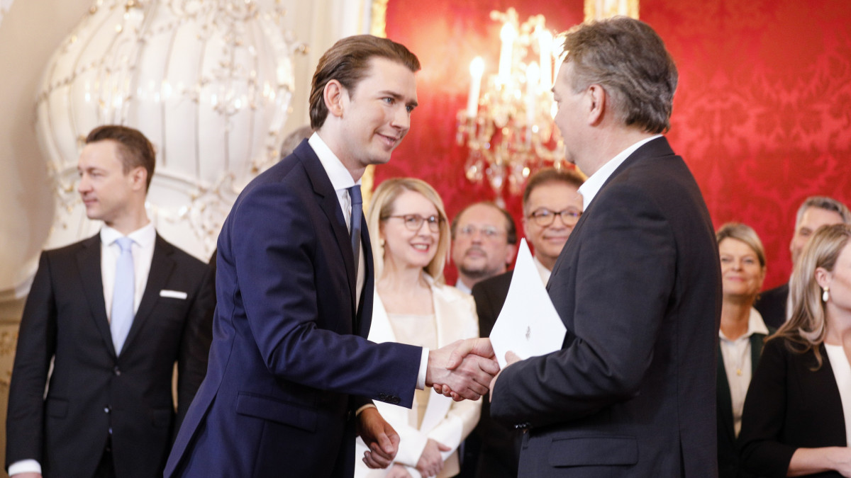 Sebastian Kurz kancellár, az ausztriai előrehozott parlamenti választásokon győztes Osztrák Néppárt elnöke (b) és Werner Kogler alkancellár, az osztrák Zöldek vezetője kezet fog, miután letették hivatali esküjüket a bécsi Hofburgban 2020. január 7-én.