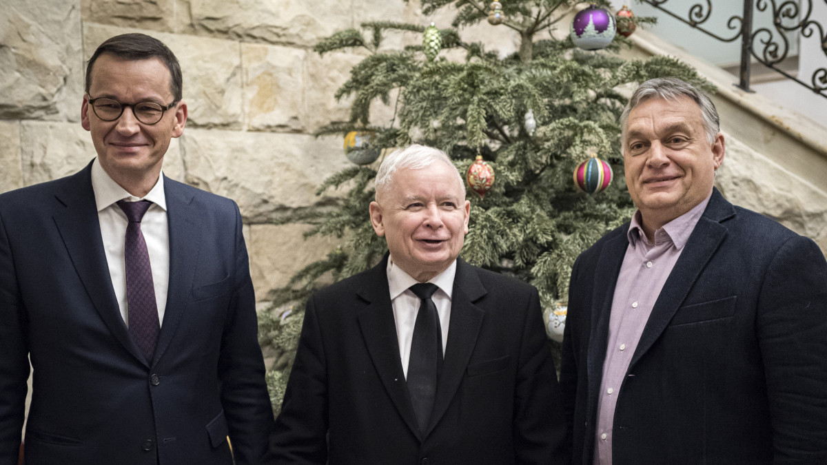 A Miniszterelnöki Sajtóiroda által közreadott képen Orbán Viktor miniszterelnök (j), Jarosław Kaczyński, a kormányzó Jog és Igazságosság (PiS) párt elnöke (k) és Mateusz Morawiecki lengyel miniszterelnök (b) találkozója Varsóban 2020. január 7-én.