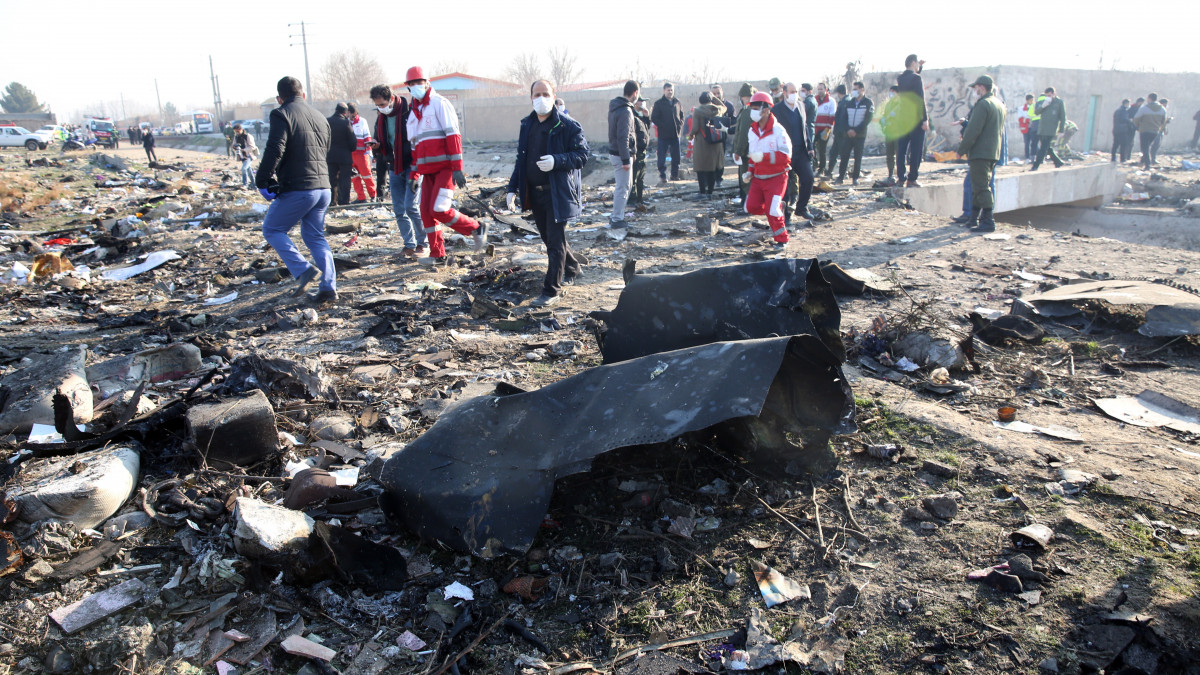 Mentőegységek dolgoznak egy Boeing 737-es típusú ukrán utasszállító repülőgép roncsdarabjainál az iráni Sahriár város közelében 2020. január 8-án, miután a légi jármű hajnalban lezuhant 167 utassal és 9 fős személyzettel a fedélzetén, kevéssel a teheráni Khomeini Imám repülőtérről történt felszállás után. A szerencsétlenséget senki sem élte túl.
