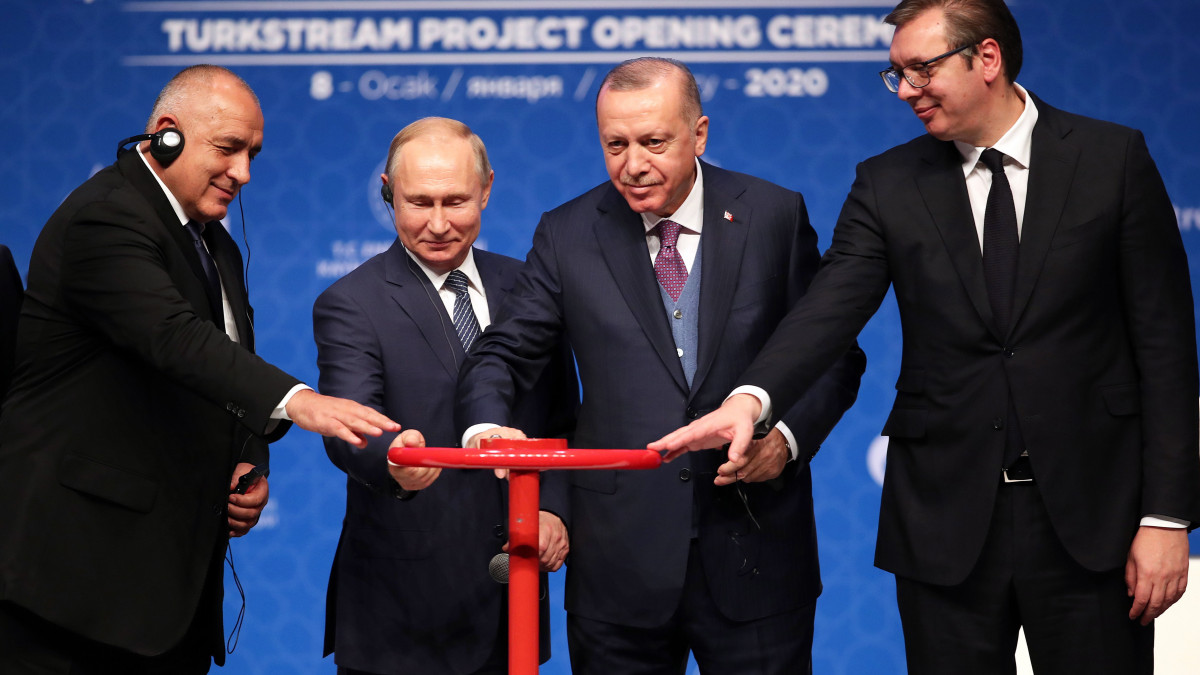 Bojko Boriszov bolgár miniszterelnök, Vlagyimir Putyin orosz, Recep Tayyip Erdogan török és Aleksandar Vucic szerb elnök (b-j) a Török Áramlat gázvezeték megnyitásásnak alkalmából rendezett ünnepségen Isztambulban 2020. január 8-án.