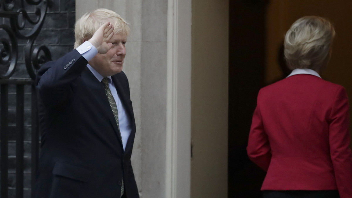 Ursula von der Leyent, az Európai Bizottság elnökét fogadja Boris Johnson brit miniszterelnök a londoni kormányfői rezidencia, a Downing Street 10. előtt 2020. január 8-án.