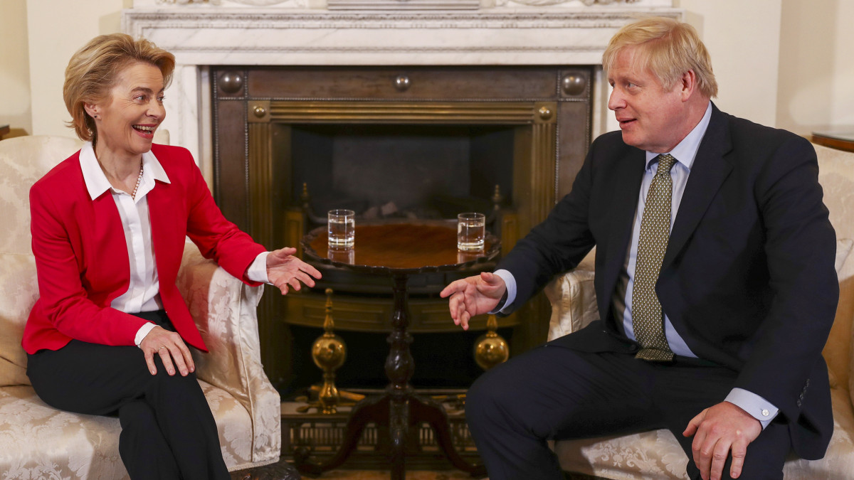 Ursula von der Leyent, az Európai Bizottság elnökét fogadja Boris Johnson brit miniszterelnök a londoni kormányfői rezidencián, a Downing Street 10-ben 2020. január 8-án.