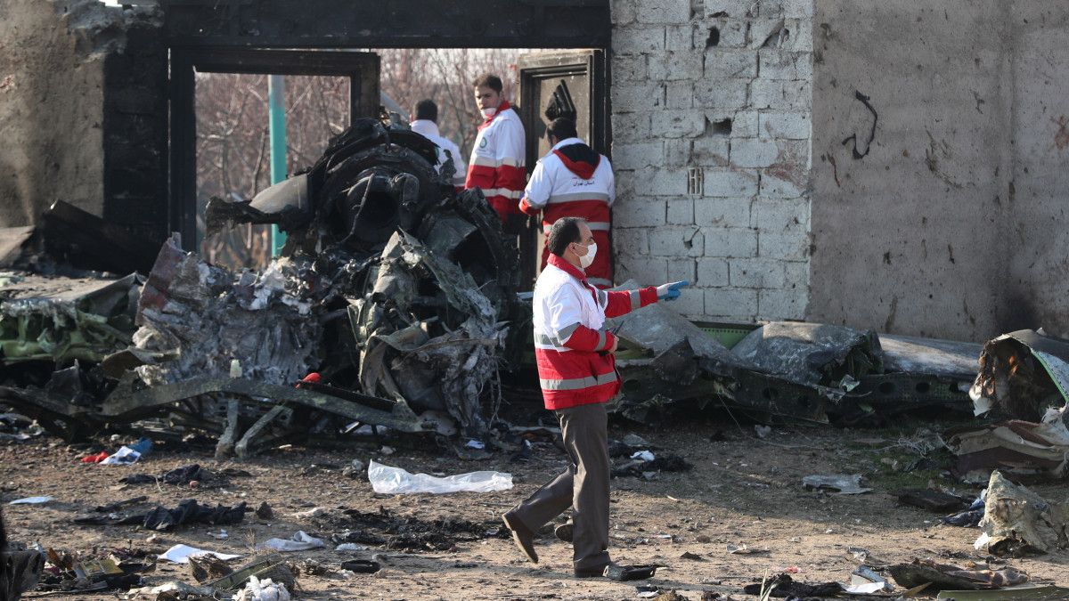 A Vörös Félhold segélyszervezet munkatársai a lezuhant Boeing 737-es típusú ukrán utasszállító repülőgép roncsainál az iráni Sahriár város közelében 2020. január 8-án. A légi jármű hajnalban zuhant le 167 utassal és 9 fős személyzettel a fedélzetén, kevéssel a teheráni Khomeini Imám repülőtérről történt felszállás után. A szerencsétlenséget senki sem élte túl.
