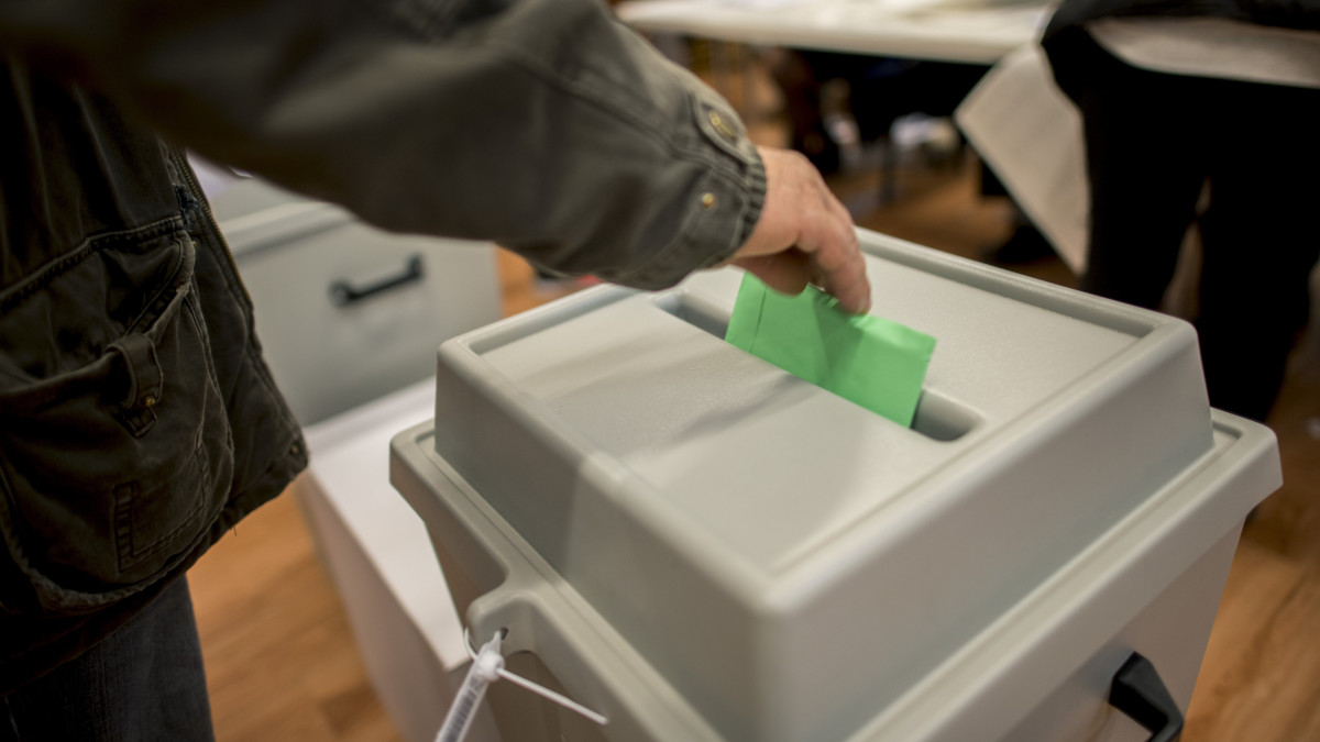 A tervezett zárás után adják le szavazatukat szavazók az önkormányzati választáson Alsószentmártonban 2019. október 13-án.