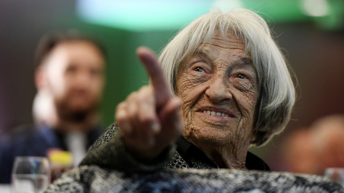 Videón, ahogy felköszöntik a 102 éves magyar olimpiai bajnokot