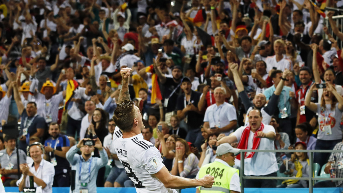 Szocsi, 2018. június 23.A német Toni Kroos ünnepel, miután gólt szerzett az oroszországi labdarúgó-világbajnokság F csoportjának második fordulójában játszott Németország - Svédország mérkőzésen a szocsi Fist Stadionban 2018. június 23-án. (MTI/EPA/Ronald Wittek)