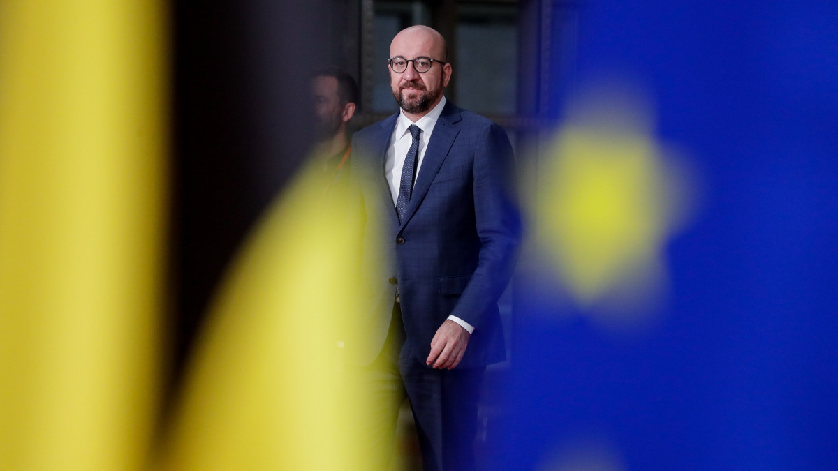 Charles Michel belga miniszterelnök érkezik az Európai Unió kétnapos brüsszeli csúcstalálkozójának második napi ülésére 2019. október 18-án. A tárgyalások középpontjában a Nagy-Britannia uniós tagsága megszűnéséről előző nap született megállapodás áll.