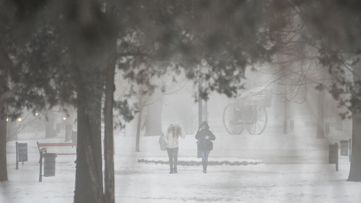 Gyalogosok mennek a szmogban a nyíregyházi Bessenyei téren 2017. január 24-én. A levegő minőségének romlása miatt január 23-án reggel a városi szmogriadó-bizottság elrendelte a szmogriadó riasztási fokozatát Nyíregyházán.
